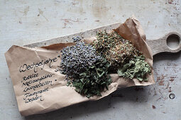 Mix-it-yourself medicinal teas for the menopause (red clover, lemon balm, lavender flowers, lady's mantle and hawthorn)