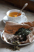 Mix-it-yourself medicinal tea for the skin (stinging nettle, curly mint, dandelion roots, pansies and strawberry leaves)