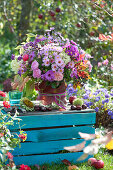 Üppiger Herbst-Strauß mit Astern und Rosen