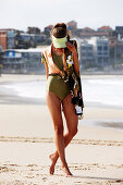 Junge Frau im Badeanzug am Strand