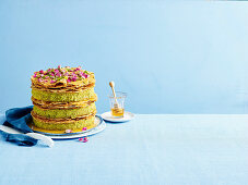 Baklava-Kuchen mit Pistazien und Rosenblättern