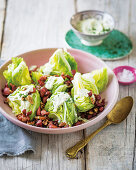 Eisbergsalatviertel mit geräuchertem Schweinefleisch, Pekannüssen und Gorgonzola