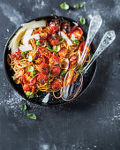 Spaghetti mit langsam gebratenen Tomaten und Basilikum