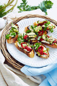 Crostini mit Paprika, Zucchini und Baba Ganoush