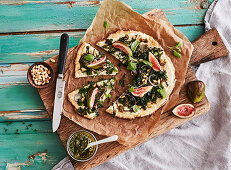 Cauliflower pizza with pesto and figs