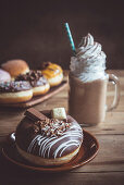 Schoko-Donut und Heiße Schokolade mit Schlagsahne