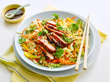 Chinesischer Nudel- Gemüsesalat mit Schweinefleisch