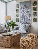 Sitzbereich mit Sisaltruhe als Sofatisch, Flechthockern und dekorativem Wandteppich