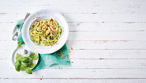 Courgette noodles with chicken (low carb)