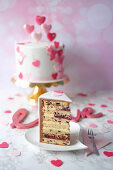 Valentinstagstorte mit Stracciatellaböden, Buttercreme und Kirschen