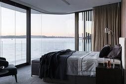 Doppelbett im Schlafzimmer mit Panoramablick auf das Meer