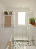 Große Dusche mit Fenster im Bad mit gemustertem Boden
