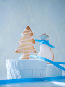 Tannenbaum- und Schneemannplätzchen mit blauem Band