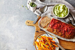 Hackbraten mit Tomatenglasur serviert mit Brokkolipüree und Karotten