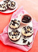 Dunkle Cookies & Cream Donuts mit Oreo Keksen