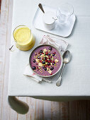 Blaubeer Smoothie Bowl und heiße goldene Milch