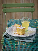 Apfelsaft und Mandelkuchen auf Gartentisch