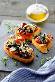 Tintenfisch -Crostini mit Tomaten und Sepiatinte