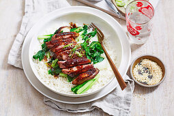 Glasierte Entenbrust mit Pak Choi auf Reis