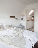 Weißes Schlafzimmer mit Doppelbett, Blick in den Flur