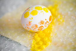 Decorating Easter egg using bubble wrap