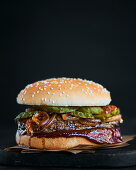 Beefsteak-Burger mit karamellisierten Zwiebeln, Essiggurken und Barbecuesauce