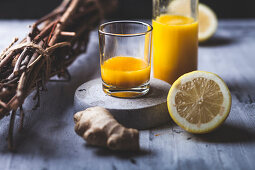 Detox-Ingwer-Shots mit Ingwersaft, Orangen-, Zitronensaft, Kurkuma und Chili