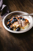 Bread and Butter Pudding mit Blaubeeren und weisser Schokolade