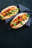 Hot Dogs mit Chorizo und Apfelrelish