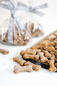 Knochenförmige Sardellen-Kürbis-Kekse für Hunde