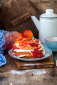 A small sponge cake with blood oranges and cream