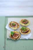 Mini quiche with Roquefort and figs