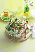 Vietnamesischer Salat mit Gemüse, Reisnudeln und Hühnchen