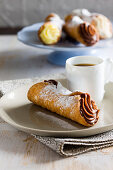 Cannoli mit Schokoladenfüllung