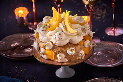 Frozen Vacherin cake with spiced biscuits, meringue and mango (Christmas)