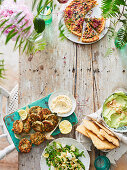 Crab Cakes, Nudelsalat mit Erbsen, Avocadodip und Sauerampferkuchen