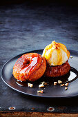 Knusprige Donuts mit Ahornsirup und Macadamiaeis