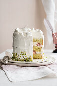 Sahnetorte mit Pistazien und Himbeeren