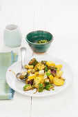 Zucchini und Kartoffeln mit Frühlingszwieben und Kapernäpfel