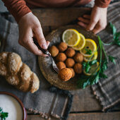 Falafel mit Zitronenscheiben