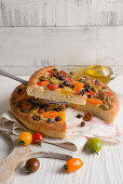 Bunte Tomatenfocaccia mit Oliven