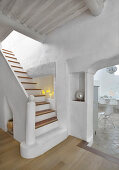 Gemauerter Treppenaufgang im weißen, mediterranen Haus
