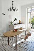 Mediterrane Wohnküche mit klassischem Fliesenboden