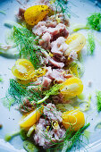 Salat mit geräuchertem Thunfisch, Fenchel und gelben Cocktailtomaten