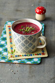 Tassensuppe Brain Food: Suppe mit Rote-Bete, Schwarzwurzeln und Nüssen