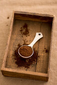 Verschiedene Kaffeepulver in einer Holzkiste