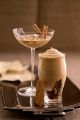 Kalter Chai-Kaffee und Kaffee-Syllabub mit Cognac