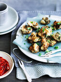 Frikadellen aus Schweinefleisch, Garnelen und Tofu mit scharfer Chilisauce