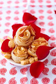 Apple roses: shortcrust pastries with rose shaped apple slices