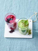 Beerensmoothie mit Acaipulver und Chiasamen & Grüner Smoothie mit Spinat, Avocado und Moringa